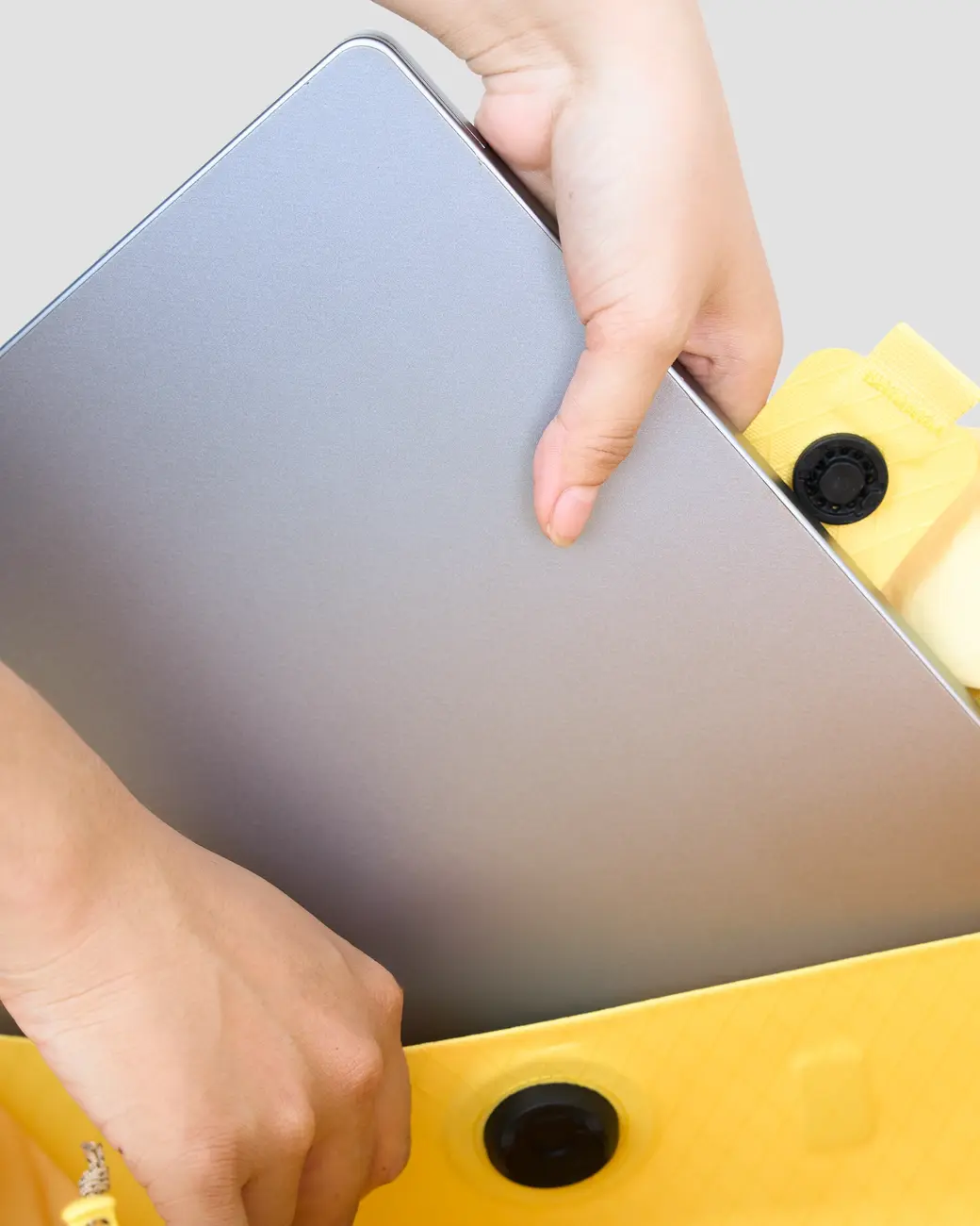An image of Day Bag Butter laptop